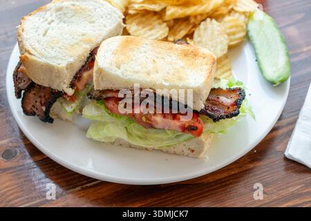 Sandwich club BLT coupé en deux sur l'assiette Banque D'Images