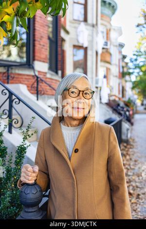 Femme asiatique senior confiante dans la ville Banque D'Images