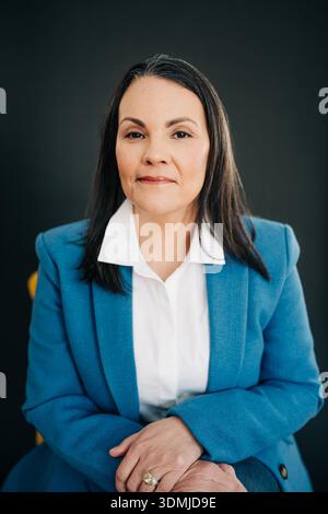 Femme professionnelle posant avec confiance en blazer bleu Banque D'Images