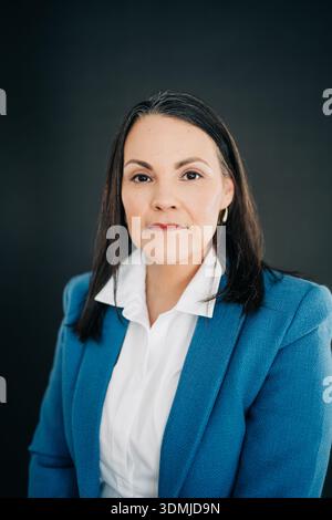 Femme mature portant des vêtements d'affaires faisant contact visuel Banque D'Images
