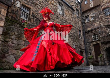 Lorraine Pritchard, fabricant de masques d'Édimbourg, modélise un nouveau masque vénitien et un costume qu'elle a créé en collaboration avec Psychomoda qui seront portés et exposés au Carnaval de Venise cette année. Date de la photo : vendredi 6 février 2026. Banque D'Images