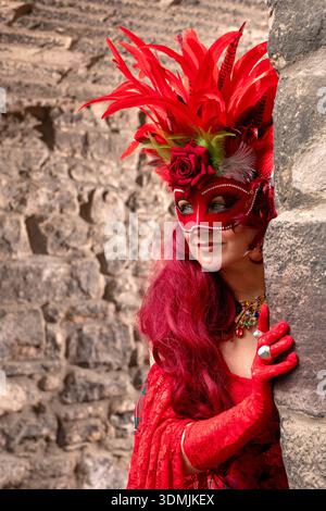 Lorraine Pritchard, fabricant de masques d'Édimbourg, modélise un nouveau masque vénitien et un costume qu'elle a créé en collaboration avec Psychomoda qui seront portés et exposés au Carnaval de Venise cette année. Date de la photo : vendredi 6 février 2026. Banque D'Images