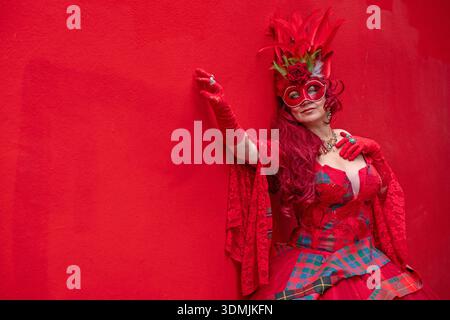 Lorraine Pritchard, fabricant de masques d'Édimbourg, modélise un nouveau masque vénitien et un costume qu'elle a créé en collaboration avec Psychomoda qui seront portés et exposés au Carnaval de Venise cette année. Date de la photo : vendredi 6 février 2026. Banque D'Images