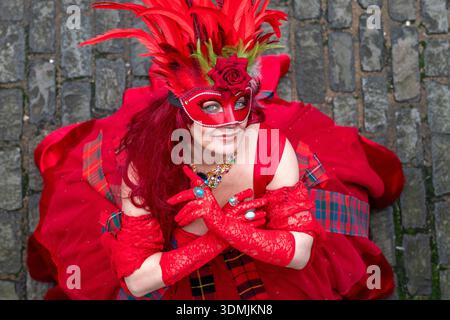 Lorraine Pritchard, fabricant de masques d'Édimbourg, modélise un nouveau masque vénitien et un costume qu'elle a créé en collaboration avec Psychomoda qui seront portés et exposés au Carnaval de Venise cette année. Date de la photo : vendredi 6 février 2026. Banque D'Images