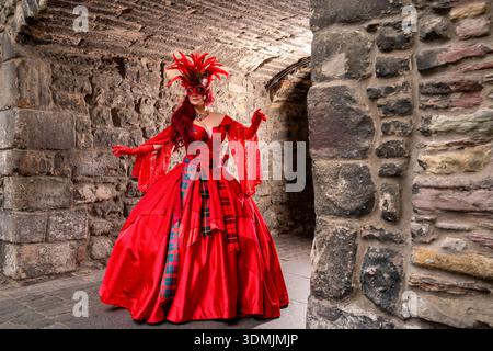 Lorraine Pritchard, fabricant de masques d'Édimbourg, modélise un nouveau masque vénitien et un costume qu'elle a créé en collaboration avec Psychomoda qui seront portés et exposés au Carnaval de Venise cette année. Date de la photo : vendredi 6 février 2026. Banque D'Images
