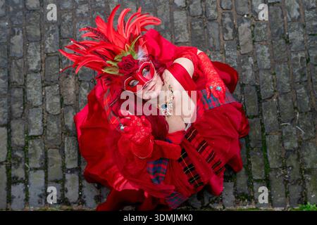 Lorraine Pritchard, fabricant de masques d'Édimbourg, modélise un nouveau masque vénitien et un costume qu'elle a créé en collaboration avec Psychomoda qui seront portés et exposés au Carnaval de Venise cette année. Date de la photo : vendredi 6 février 2026. Banque D'Images