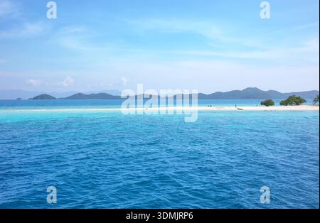 Une petite île tropicale vue de l'eau, Philippines. Banque D'Images