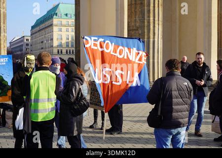 Berlin, Allemagne - 13 novembre 2022 : manifestation de l'opposition russe à Berlin. Les activistes tiennent une bannière "décoloniser la Russie" à la porte de Brandebourg. Banque D'Images