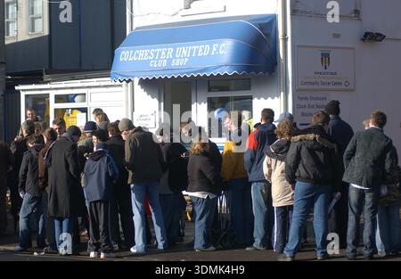 Les supporters de Colchester United font la queue devant le terrain de football Layer Road pour acheter des billets pour le match de cinquième tour de la FA Cup contre Chelsea. Le match, tenu en février 2006, se déroule à Stamford Bridge, où Colchester perd 3-1 malgré une avance anticipée. Banque D'Images