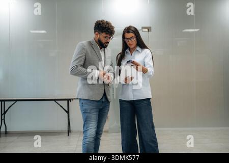 Documents importants sur le projet. L'homme et la femme travaillent dans le bureau moderne, la conception d'entreprise. Banque D'Images