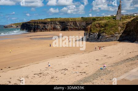 Ballybunion Beach avec les ruines du château de Ballybunion sur une falaise surplombant la côte atlantique, comté de Kerry, Irlande. Banque D'Images