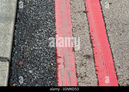 Doubles lignes rouges sur la route - Royaume-Uni Banque D'Images
