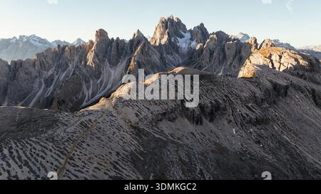 Les montagnes de tre Cime di Lavaredo, vue majestueuse sur le lieu populaire, fond de nature. Banque D'Images
