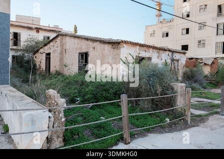 Varosha, Chypre : 26 décembre 2025. Bâtiments abandonnés et hôtels en décomposition dans le quartier de la ville fantôme de Famagouste, Chypre du Nord. Kapali Maras. Pourriture Banque D'Images