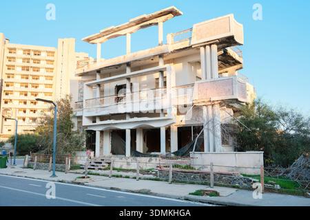 Varosha, Chypre : 26 décembre 2025. Bâtiments abandonnés et hôtels en décomposition dans le quartier de la ville fantôme de Famagouste, Chypre du Nord. Kapali Maras. Pourriture Banque D'Images