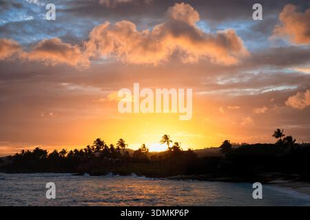 Coucher de soleil sur le rivage de Kauai, Hawaï Banque D'Images