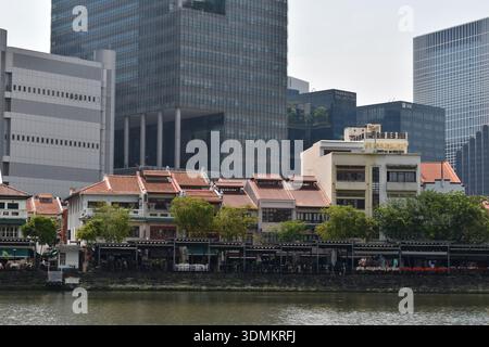 Anciens et nouveaux immeubles de bureaux de ville modernes en arrière-plan avec de vieux shophouses et godowns au premier plan, maintenant principalement convertis en cafés et restaurants Banque D'Images