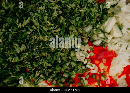 Herbes fraîchement hachées et légumes colorés parfaits pour de délicieuses salades et repas Banque D'Images