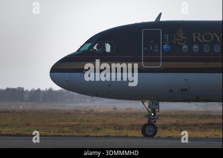 Larnaca, Chypre - 29 juin 2024 : L'Airbus A320 royal jordanien atterrissant à l'aéroport de Larnaca à Chypre tôt le matin Banque D'Images
