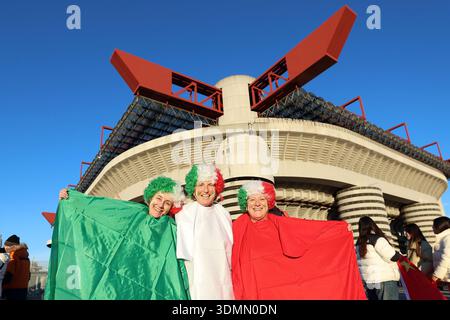 Milan, Italie. 06th Feb, 2026. Les supporters italiens se rassemblent devant le stade San Siro avant la cérémonie d'ouverture des Jeux Olympiques de Milan Cortina 2026 à Milan, Italie, le vendredi 6 février 2026. Plus de 2 900 athlètes de 92 comités olympiques nationaux participeront à la compétition, les États-Unis ayant la plus grande présence avec plus de 230 athlètes. Photo de Aaron Josefczyk/UPI crédit : UPI/Alamy Live News Banque D'Images