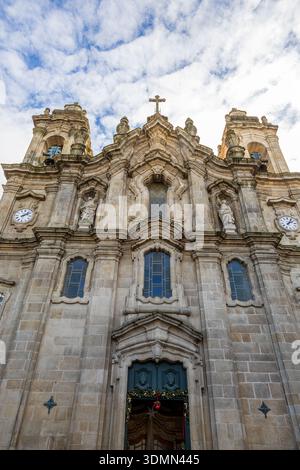 Majestueuse église baroque vue d'en bas. Impressionnante église de style baroque à Braga Portugal avec façade majestueuse photographiée de dessous Banque D'Images