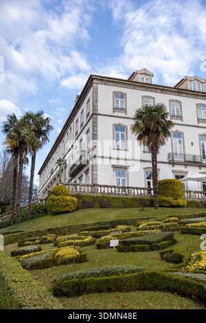 Paysage charmant avec architecture classique et feuillage luxuriant. Jardin magnifiquement entretenu avec ancien manoir et Wellmanicured Hedges Banque D'Images