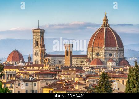 Vue panoramique sur Florence avec le dôme de Brunelleschi et le clocher de Giotto. Centre historique de Florence sous une douce lumière, Toscane, Italie Banque D'Images