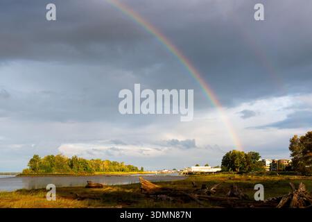 Port Marina Rainbow au-dessus de Steveston BC.Rainbow au-dessus de Fishboats dans le port de Steveston sur le fleuve Fraser à Richmond, Colombie-Britannique, Canada. Banque D'Images