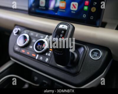 Gros plan du sélecteur de vitesse automatique sur la console centrale du véhicule Banque D'Images