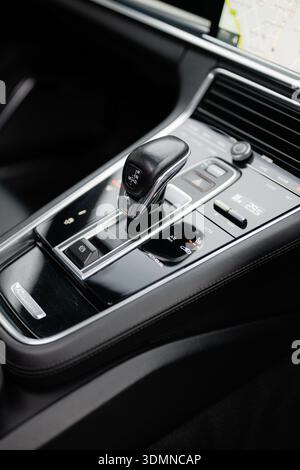 Gros plan du sélecteur de vitesse automatique sur la console centrale du véhicule Banque D'Images