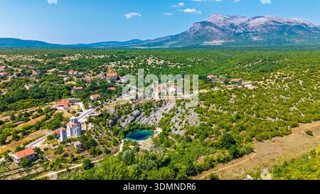 Iconique Eye of the Earth Spring Karst gouffre source de Cetina River vue aérienne de la Croatie Banque D'Images