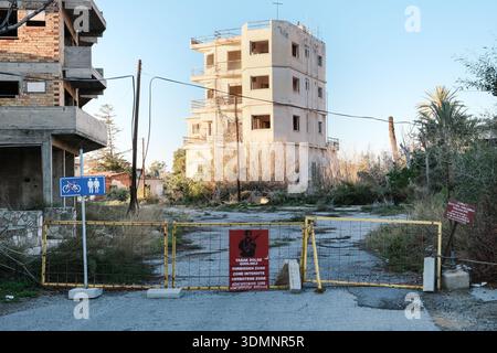 Varosha, Chypre : 26 décembre 2025. Bâtiments abandonnés et hôtels en décomposition dans le quartier de la ville fantôme de Famagouste, Chypre du Nord. Kapali Maras. Pourriture Banque D'Images
