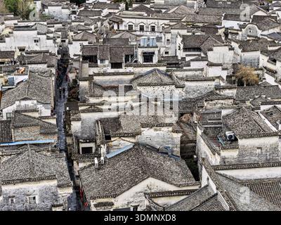 Vue aérienne de maisons traditionnelles aux toits gris serrés entrecoupées de ruelles étroites créent une tapisserie texturée de l'histoire, Xidi Village, Banque D'Images
