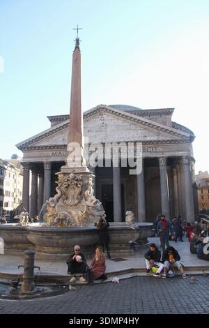 Rome, Italie. Vue sur le Panthéon romain et la Fontana del Panthéon du XVIe siècle sur la Piazza della Rotonda. Banque D'Images