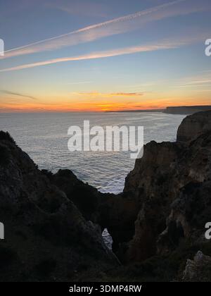 Golden Hour sur les falaises côtières accidentées de Ponta da Piedade avec arc océanique à Lagos, Faro, Portugal, février 2025 Banque D'Images