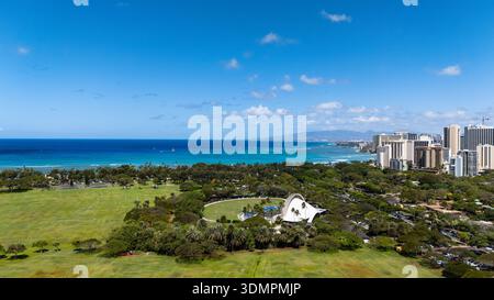 Le Waikiki Shell, une salle de concert en plein air située dans le parc régional de Kapi'olani à Honolulu, est représenté dans une vue aérienne. Entouré par Lush gre Banque D'Images