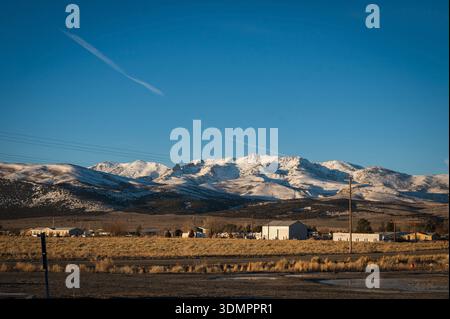 Montagnes enneigées près de la ville de Wells Nevada, près de l'autoroute 93, États-Unis. Banque D'Images