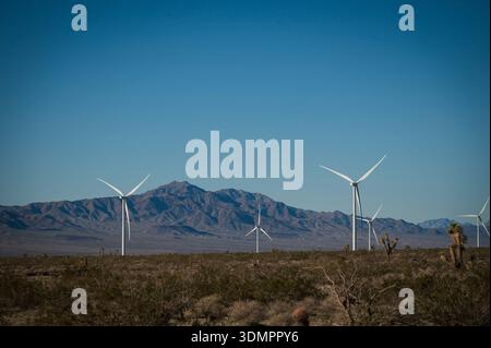 Un moulin à vent électrique géant avec la lune montrant à travers ses pales. Un parc éolien solaire entre Kingman AZ et Las Vegas Nevada. Banque D'Images