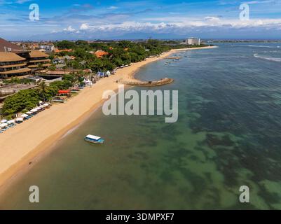 Vue aérienne de la plage de sable et de la mer peu profonde à Sanur, Bali, Indonésie Banque D'Images