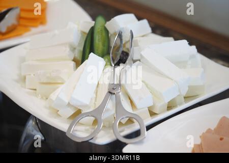 Fromage et jalapeno sur un plateau avec des outils de service Banque D'Images
