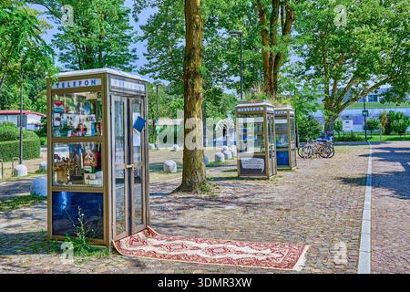 Vieilles cabines téléphoniques publiques dans la rue, l'une utilisée comme un stand de cadeaux d'échange gratuit public dans le vieux centre-ville de Ljubljana, Slovénie centrale, Europe Banque D'Images