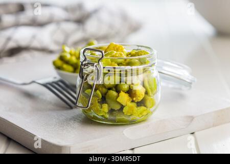 Salade fraîche avec des haricots edamame en pot sur une table blanche. Banque D'Images