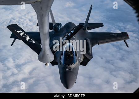 Un F-35 Lightning II de l'US Air Force affecté à la 48th Fighter Wing s'approche d'un KC-135 Stratotanker affecté à la 100th Air Reaveling Wing Banque D'Images
