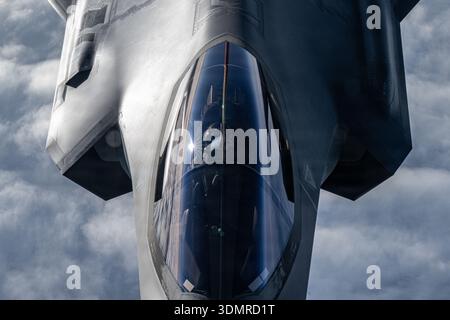 Un Stratotanker KC-135 de l'US Air Force affecté à la 100th Air ravitaillement Wing alimente un F-35 Lightning II affecté à la 48th Fighter Wing lors d'un A. Banque D'Images