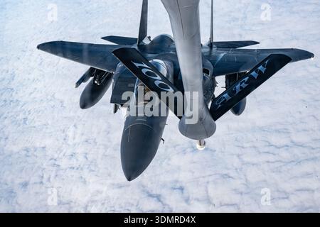 Un F-15E Strike Eagle de l'US Air Force affecté à la 48th Fighter Wing s'approche d'un KC-135 Stratotanker affecté à la 100th Air ravitaillement Wing Banque D'Images