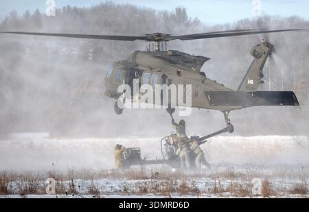 Les soldats du 120th Field Artillery de la Garde nationale du Wisconsin mènent des opérations hivernales de chargement par élingue le 28 janvier 2026, à Fort McCoy, Wisconsin, avec soutien Banque D'Images