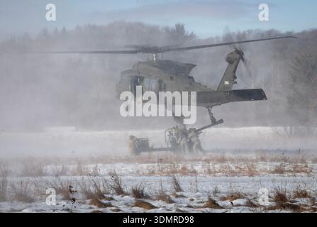 Les soldats du 120th Field Artillery de la Garde nationale du Wisconsin mènent des opérations hivernales de chargement par élingue le 28 janvier 2026, à Fort McCoy, Wisconsin, avec soutien Banque D'Images