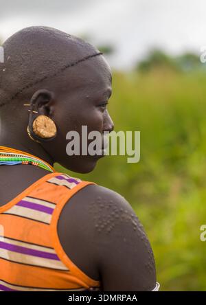 Femme Surma avec scarifications et oreilles élargies, vallée de l'Omo, Kibish, Ethiopie Banque D'Images