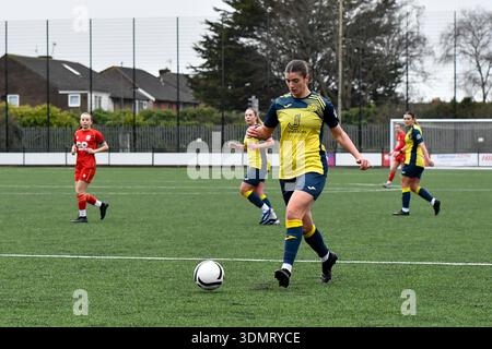 Portsmouth, Angleterre. 1er février 2026. Amber Howden de Moneyfields en action lors de la demi-finale de la FA Women's National League plate entre Moneyfields et Gwalia United au John Jenkins Stadium de Portsmouth, Angleterre, Royaume-Uni le 1er février 2026. Crédit : Duncan Thomas/Majestic Media. Banque D'Images