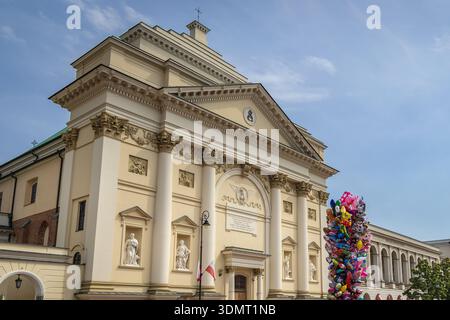 Varsovie, Pologne - 14 août 2021 : façade de l'église Sainte-Anne dans la vieille ville de Varsovie Banque D'Images